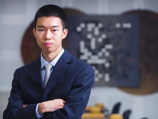 叶辰笑而不语。
